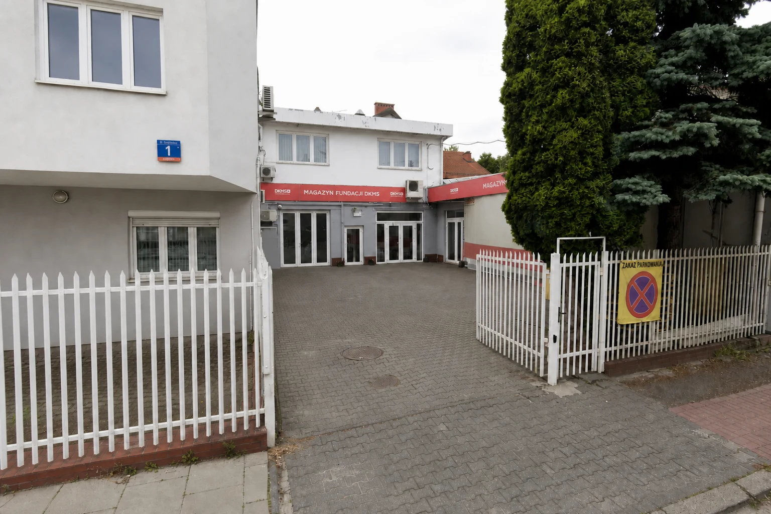The entrance and private courtyard of the building at ul. Usypiskowa 1 in Ochota