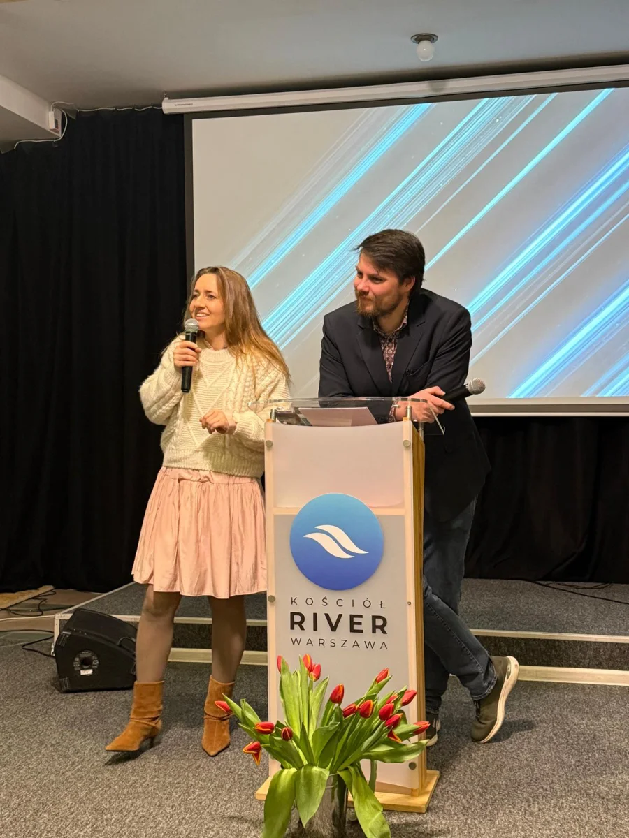 Pastorzy Ewelina i Michał Glonek podczas nabożeństwa w Kościele River