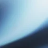 Abstrakcyjny gradient niebieski z ciemną zakrzywioną krawędzią na jasnym tle