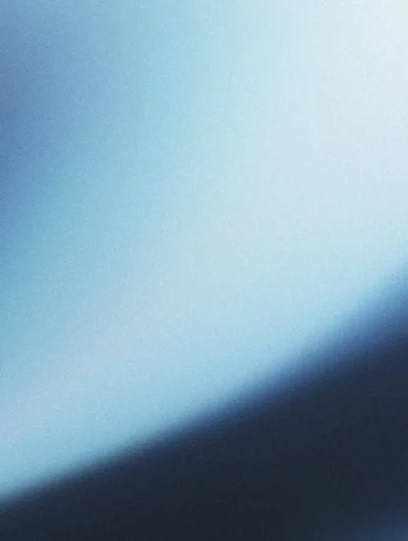 Abstrakcyjny gradient niebieski z ciemną zakrzywioną krawędzią na jasnym tle